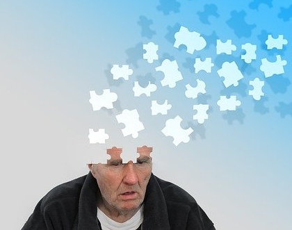 אדם הסובל מדמנציה, ירידה בזכרון או אלצהיימר