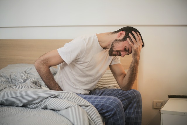 איש סובל מכאב ראש וסחרחורת